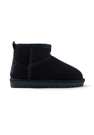 Stivali neri alla caviglia in suede, con tomaia testurizzata, suola piatta in gomma e una maniglia sul retro per una facile indossabilità.