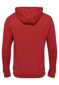 Rode hoodie van een gestructureerde stof, met een trekkoordcapuchon, lange mouwen en contrasterende patroonaccenten langs de mouwen.