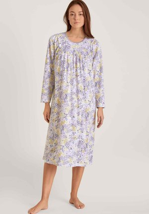 Camicia da notte floreale in lilla chiaro con fiori gialli e blu, caratterizzata da un collo rotondo, maniche lunghe e dettaglio di tessuto arricciato sul petto.