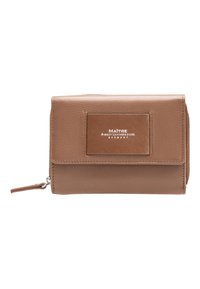Braune Lederbrieftasche mit glatter Oberfläche, ausgestattet mit einem rechteckigen Markenpatch und einem Reißverschlussdetail für sicheren Verschluss.