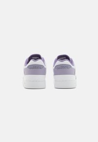 Hvite og lavendel sneakers med en glatt lær overdel og teksturerte paneler, med polstret krage og preget logo på hælen.