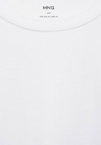 Col rond de t-shirt slim-fit blanc avec l'étiquette de marque MNG et les détails de taille EUR-USA M / MEX M imprimés à l'intérieur.
