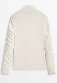 Cremfarbenes langärmliges Oberteil mit hohem Kragen und gerüschten Ärmeln, aus einem glatten Stoff gefertigt. Schlichtes, eng anliegendes Design ohne Verzierungen.