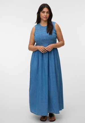 Vero Moda Curve, VMCNERINA SMOCK - Τζιν φόρεμα - medium blue denim