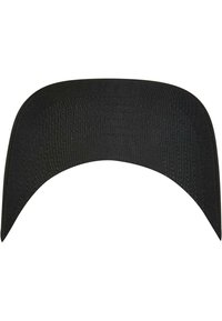 Sort cap med bred buet skygge, lavet af tekstureret stof, med synlige syninger langs kanterne. Ingen yderligere detaljer.