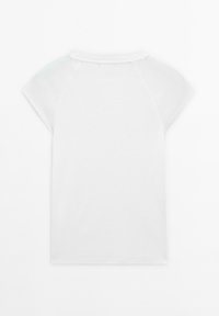 Wit raglan T-shirt met korte mouwen en eenvoudige stikseldetails, plat neergelegd met de achterkant naar boven gericht.