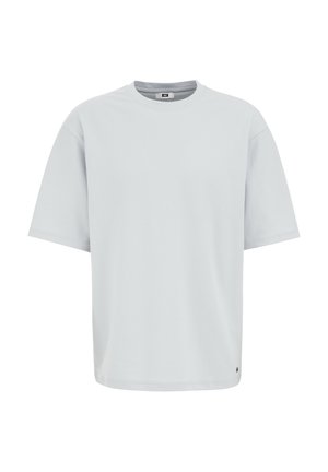 Gaiši pelēks pārklājošs T-krekliņš, kokvilnas maisījums, apaļa kakla izgriezums, īsas piedurknes, gluda tekstūra, ar nelielu logotipa akcentu apakšējā kreisajā stūrī.