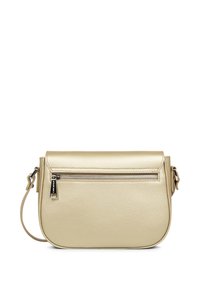 Beige leren schoudertas met een voorzak met rits, een gladde textuur, een gestructureerde vorm en een verstelbare schouderriem, bevestigd aan metalen hardware.