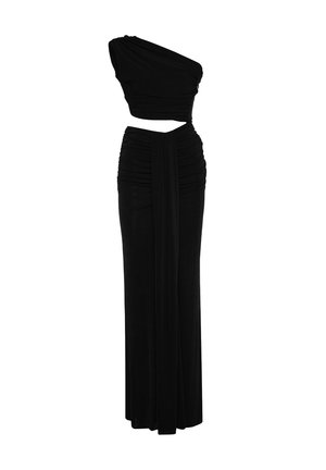 Schwarzes Kleid mit einem schulterfreien Design, gerafftem Oberteil und einem langen, fließenden Rock. Hergestellt aus einem weichen, dehnbaren Stoff mit glatter Textur.