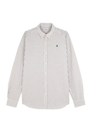 Hellfarbendes, gestreiftes Button-Down-Hemd mit Kragen, das vertikale beigen und weiße Streifen aufweist und ein kleines besticktes Logo auf der Brust hat.