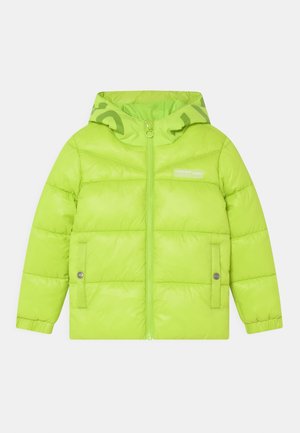 Veste matelassée verte vif avec une capuche, dotée d'une fermeture éclair à l'avant et de poches à bouton-pression. Texture lisse avec une finition brillante.
