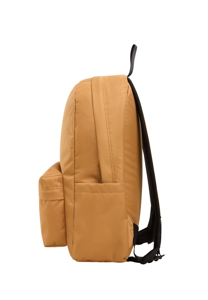 Mochila marrón con un diseño elegante, dos bolsillos laterales, correas acolchadas y una tela lisa y texturizada. Cuenta con un asa de transporte en la parte superior.