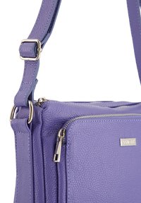 Lilla syntetisk læder crossbody taske med en tekstureret overflade, sølvhardware, en lynlåslukning og justerbar skulderrem. Logo vist på fronten.