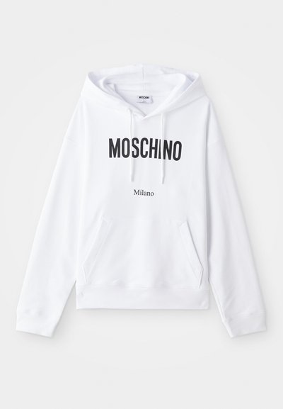 Hanorac alb cu buzunar tip cangur, șnur reglabil și text bold în negru "MOSCHINO" și "Milano" imprimat pe față.