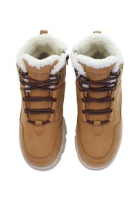 Hnědé zimní boty s bílým fleecem uvnitř, hnědými šněrovadly a značkovou nálepkou U.S. Polo Assn. na jazycích, z pohledu shora.