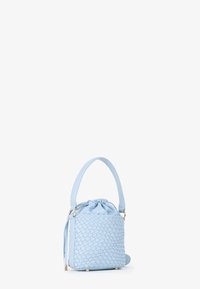 Sac à main en cuir tressé bleu clair avec fermeture à cordon, forme rectangulaire, courte poignée et subtils accents en métal doré.