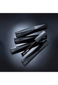 Cztery tusze do rzęs KIKO Milano Extra Sculpt Volume w eleganckich czarnych opakowaniach o kątach, z srebrnym napisem i szczoteczką z włosia.