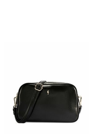 Czarna prostokątna skórzana torba na ramię z regulowanym paskiem i małym srebrnym logo na środku przedniej strony.