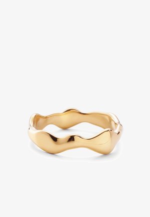 Guldbåndsring med glatte, uregelmæssige bølgeformede kanter og poleret, reflekterende overflade vist på hvid baggrund.
