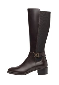 Braune Lederstiefel bis zum Knie mit glatter Oberfläche, leicht spitz zulaufender Zehenpartie, elastischem Seitenpaneel und einem dekorativen Schnallenakzent am Knöchel.