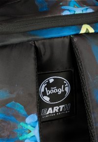 Interni in tessuto nero con un motivo colorato in blu e giallo. Include un'etichetta con il logo che recita "baagl EARTH LIMITED EDITION."