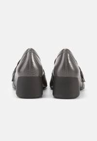 Γκρι δερμάτινα παπούτσια με υφή, με χαμηλό μαύρο τακούνι και διακοσμητικό αγκράφα στη πλευρά. Πλάγια όψη.