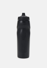 Zwarte sportwaterfles met een gestructureerde grip, taps toelopende vorm en een snap-on deksel. Voorzien van een gaaspatroon voor extra grip.