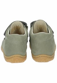 Scarpe per bambini in pelle grigia e verde chiaro con finitura testurizzata. Presentano una suola in gomma brown e chiusura con cinturino regolabile.