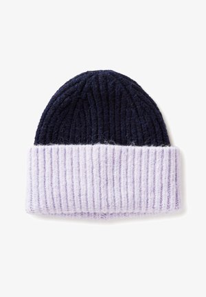 Gehaakte beanie met een donkerblauwe bovenkant en een lichtpaarse geribbelde boord, gemaakt van gestructureerde wol, die verschillende kleuren en patronen in de stof laat zien.