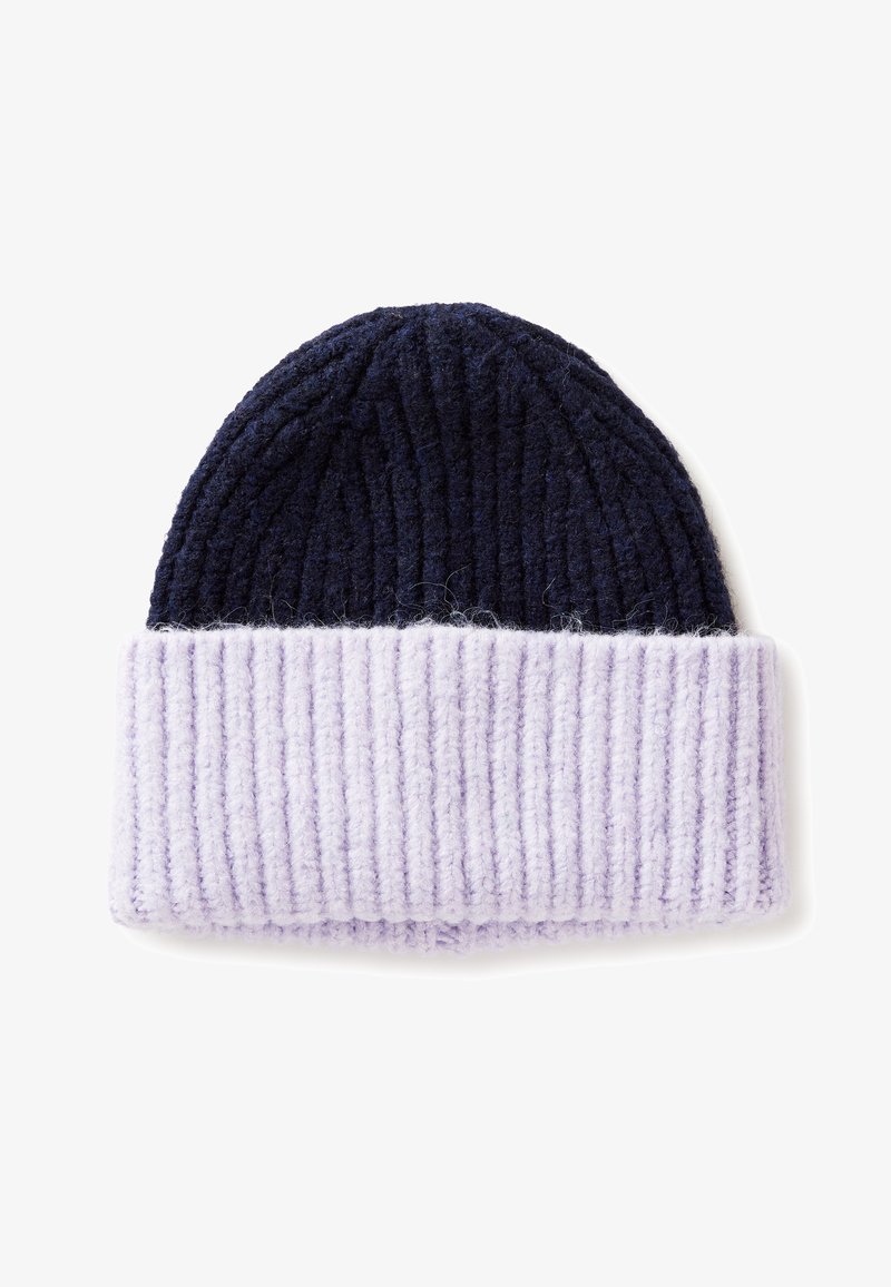 Gorra de lana tejida con una parte superior azul oscuro y un puño acanalado de color púrpura claro, hecha de lana texturada, que muestra colores y patrones variados en la tela.