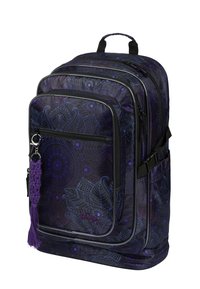 Zaino in tessuto nero con motivi floreali viola, multiple tasche con zip, tasche laterali e un portachiavi con nappina viola come accento.