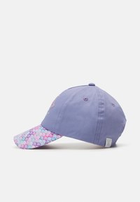 Lila Baumwoll-Baseballkappe mit einem gemusterten Schirm, der an Meerjungfrauen-Schuppen in Pink, Blau und Weiß erinnert. Mit gestickten Akzenten auf der Vorderseite.