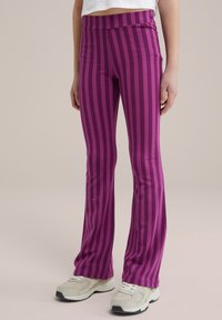 Lillad ja roosad triibulised flared retuusid laia vööga, siledast materjalist, millel on väike detaili silt vöökoha lähedal.