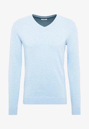 Suéter azul claro de pico con mangas largas, puños y dobladillo acanalados. Textura suave, diseño sencillo y un pequeño logo en el pecho.