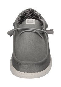 Graue canvas Slipper mit einem flexiblen Design, einer strukturierten Oberseite, einem gemusterten Innenfutter und einer gesprenkelten weißen Sohle.