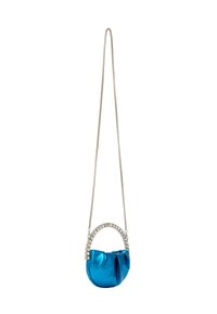 Borsa a mano metallica blu con forma arrotondata, texture plissettata e tracolla in metallo argentato. Presenta un manico decorato con gioielli.
