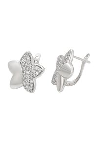 Silver stjärnformade örhängen med halv pave-set vit kristaller och en låsback, visade från fram- och sidovinklar.