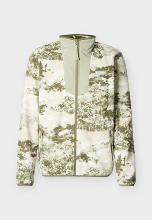 Fleecejack met volledige rits in beige en olijfgroene camouflageprint, met ritssluiting aan de zijkanten en een opstaande kraag.
