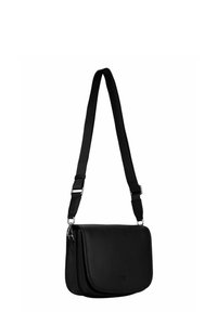 Sac bandoulière en cuir noir à finition texturée, fermeture à rabat et sangle ajustable, présentant un design minimaliste et un marquage discret.