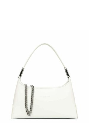 Sac à main en cuir blanc avec une forme structurée, une anse courbée et une chaîne argentée sur le côté. Texture douce et design minimaliste.
