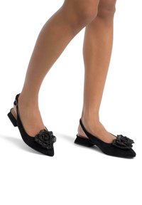 Chaussures slingback en suède noir avec un bout pointu, un petit talon bloc et des embellissements floraux en perles sur le devant.