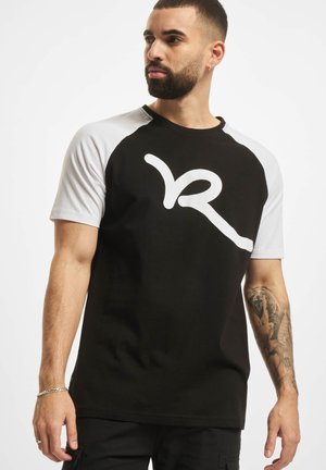 Sort og hvid kortærmet t-shirt med rund halsudskæring, som har et stort hvidt logo på fronten og kontrasterende raglanærmer.