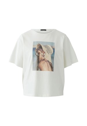 T-shirt blanc à manches courtes avec une photo imprimée d'une femme portant un grand chapeau de soleil à la plage, texte « IL MARE » sur l'image.