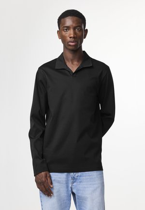 Schwarzes Langarmshirt mit kragenförmigem Ausschnitt, aus glattem Material gefertigt. Hervorstechend durch sein minimalistisches Design und das schlichte Aussehen.