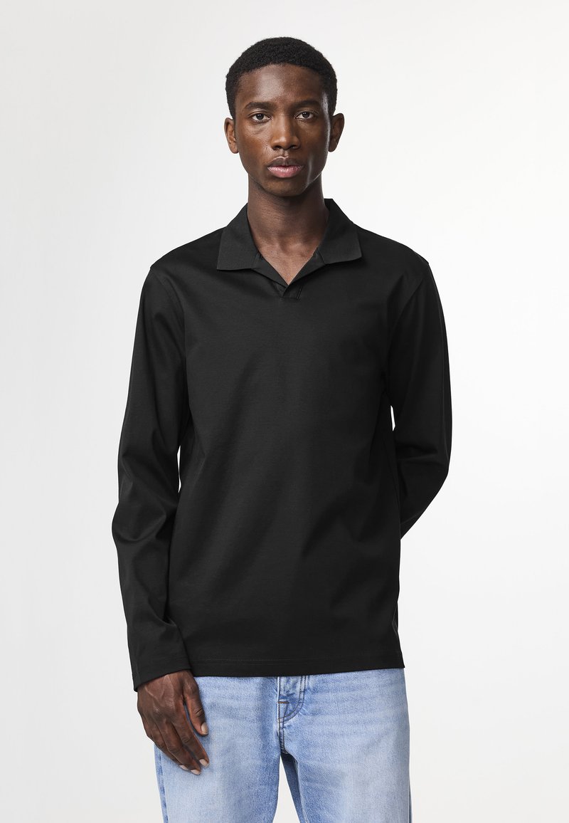 Zwarte lange mouwen shirt met een kraag, gemaakt van een gladde stof. Opvallend door zijn minimalistisch ontwerp en een ongecompliceerde uitstraling.