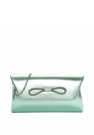 Mintgrøn metallic clutch taske med dekorativ sløjfedetalje og sølvkæde rem på hvid baggrund.