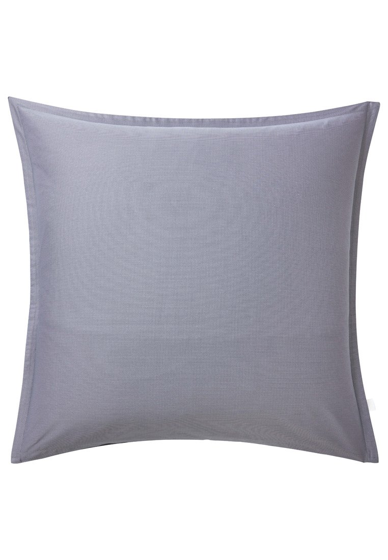 Coussin carré en lavande avec une texture tissée lisse et un subtil éclat. Les bords sont passés en piped, offrant une apparence propre et structurée.