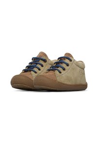 Scarpe in suede color tan e marrone con lacci blu, punte rotonde, suole in gomma e dettagli cuciti sui lati. Design a bassa silhouette, superficie testurizzata.
