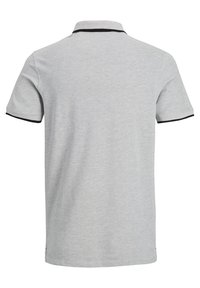 Polo à manches courtes gris en mélange de coton, avec un col et des poignets noirs contrastants, coupe classique et texture lisse.