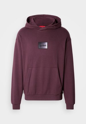 Μονόχρωμο μπορντό φούτερ με μπροστινή τσέπη, ριμπ μανσέτες και τελείωμα. Διαθέτει μαύρο ορθογώνιο ένθετο με το λογότυπο "HUGO" στο κέντρο. Λεία υφή.